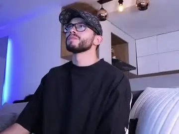 Chaturbate Live Porn of phantom_bigger1