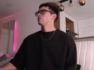 Chaturbate Live Sex Cam of phantom_bigger1