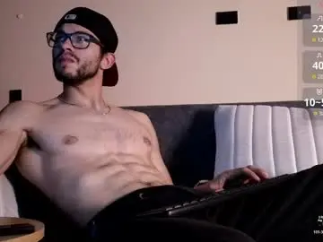 Chaturbate Live Sex Cam of phantom_bigger1