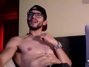 Chaturbate Live Sex Cam of phantom_bigger1