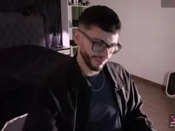 Chaturbate Live Porn of phantom_bigger1