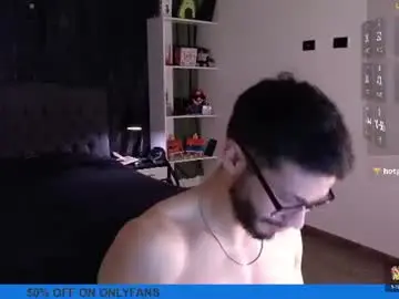 Chaturbate Live Sex Cam of phantom_bigger1