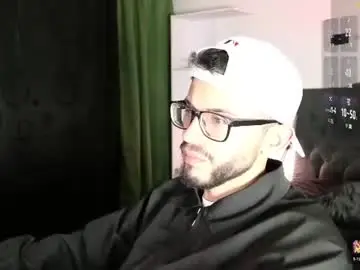 Chaturbate Live Sex Cam of phantom_bigger1