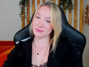 Chaturbate Live Sex Cam of elaravoltage