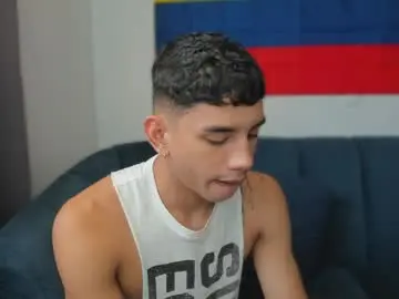 Chaturbate Live Sex Cam of andrew_twink18