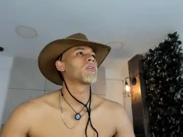 Chaturbate Live Sex Cam of bento_fox