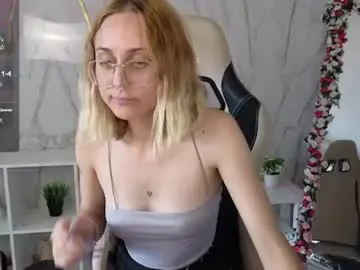 Chaturbate Live Sex Cam of hollyy_pollyyyy