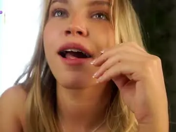 Chaturbate Adult Video Chat of lipswithsmileonthem