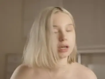 Chaturbate Live Sex Cam of jennyplaudis_