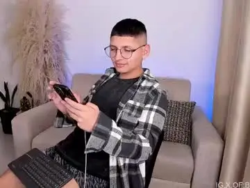 Chaturbate Sex Cam of a_lejandro_0_8