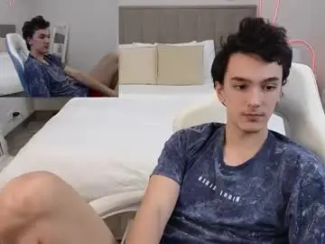 Chaturbate Live Sex Cam of moonlinskinn