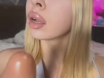 Chaturbate Live Sex Cam of yumm__