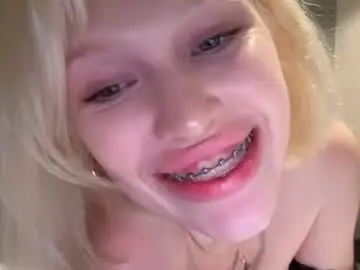 Chaturbate Live Sex Cam of golden_alinee