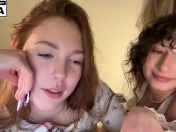 Chaturbate Live Sex Cam of miafleur