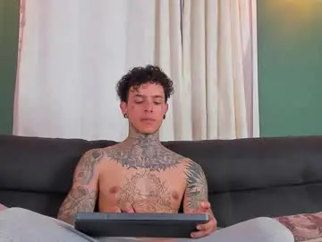 Chaturbate Live Sex Cam of aron_ford
