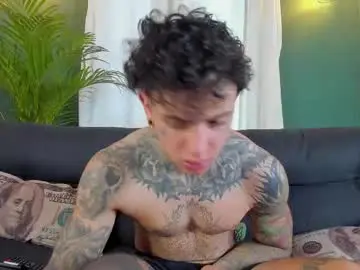 Chaturbate Live Sex Cam of aron_ford