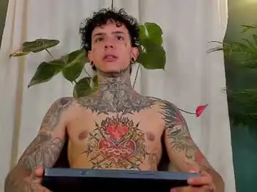 Chaturbate Live Sex Cam of aron_ford