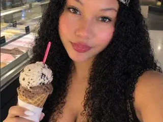 Streamate Live Porn of LunaStar19