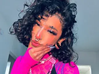 Streamate Free Porn Cam of Maditronnn