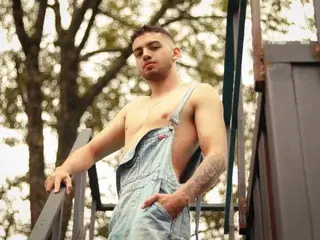 Streamate Nude Webcam of MichaelMagno