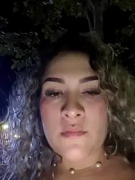 Stripchat Live Sex Cam of Sara_smiiith211