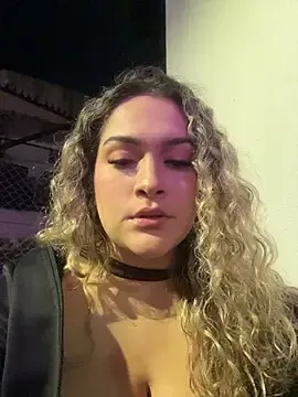 Stripchat Live Sex Cam of Sara_smiiith211