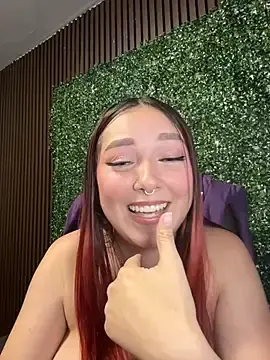 Stripchat Sex Cam of Karen18_boobs