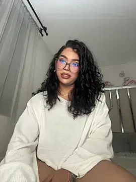 Stripchat Sex Cam of Samantha_Bernardo