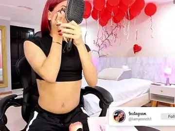 Stripchat Live Sex Cam of charolbruce_1