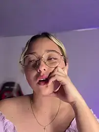 Stripchat Live Sex Cam of Irisweet_