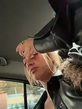 Stripchat Live Sex Cam of Ninabigtitied