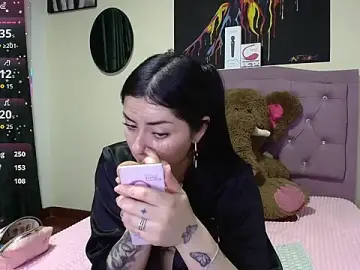 Stripchat Sex Cam of Emmie_Hot