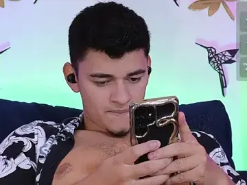 Stripchat Sex Cam of VikoHands