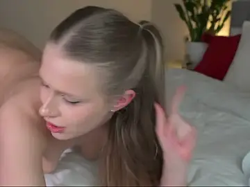 Stripchat Live Sex Cam of ella_twinkl