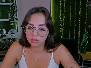 Stripchat Sex Cam of kiki_swan