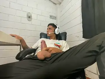 Stripchat Sex Cam of Max_TheHorseDick