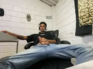 Stripchat Nude Webcam of Max_TheHorseDick