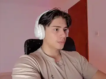 Stripchat Sex Cam of Giordano_Russo