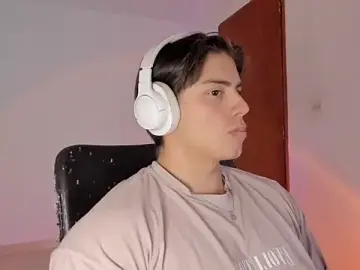 Stripchat Sex Cam of Giordano_Russo