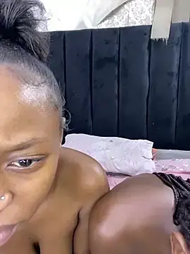 Stripchat Sex Cam of LonelyQueenxx25