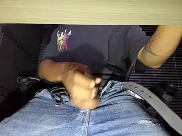 Stripchat Free Porn Cam of boy_bigcock24cm