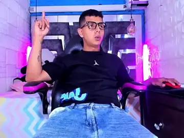 Stripchat Free Porn Cam of g_lincoln