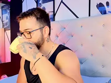 Stripchat Adult Webcam of Andrew_Brown