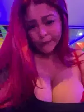 Stripchat Live Sex Cam of lia_moon77