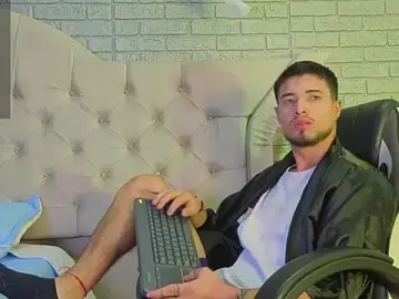 Stripchat Free Porn Cam of EdwardRoss_