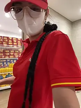 Stripchat Live Sex Cam of Sneaky_Cumshoot