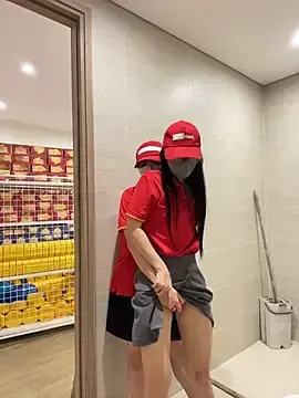 Stripchat Sex Cam of Sneaky_Cumshoot