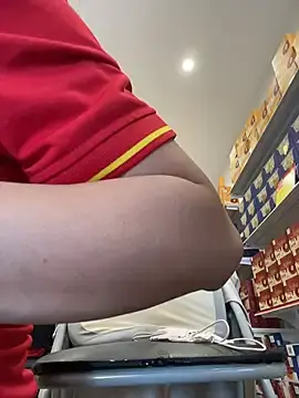 Stripchat Live Sex Cam of Sneaky_Cumshoot