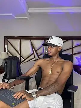 Stripchat Nude Webcam of AaronCruz_