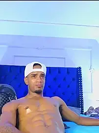 Stripchat Live Sex Cam of AaronCruz_